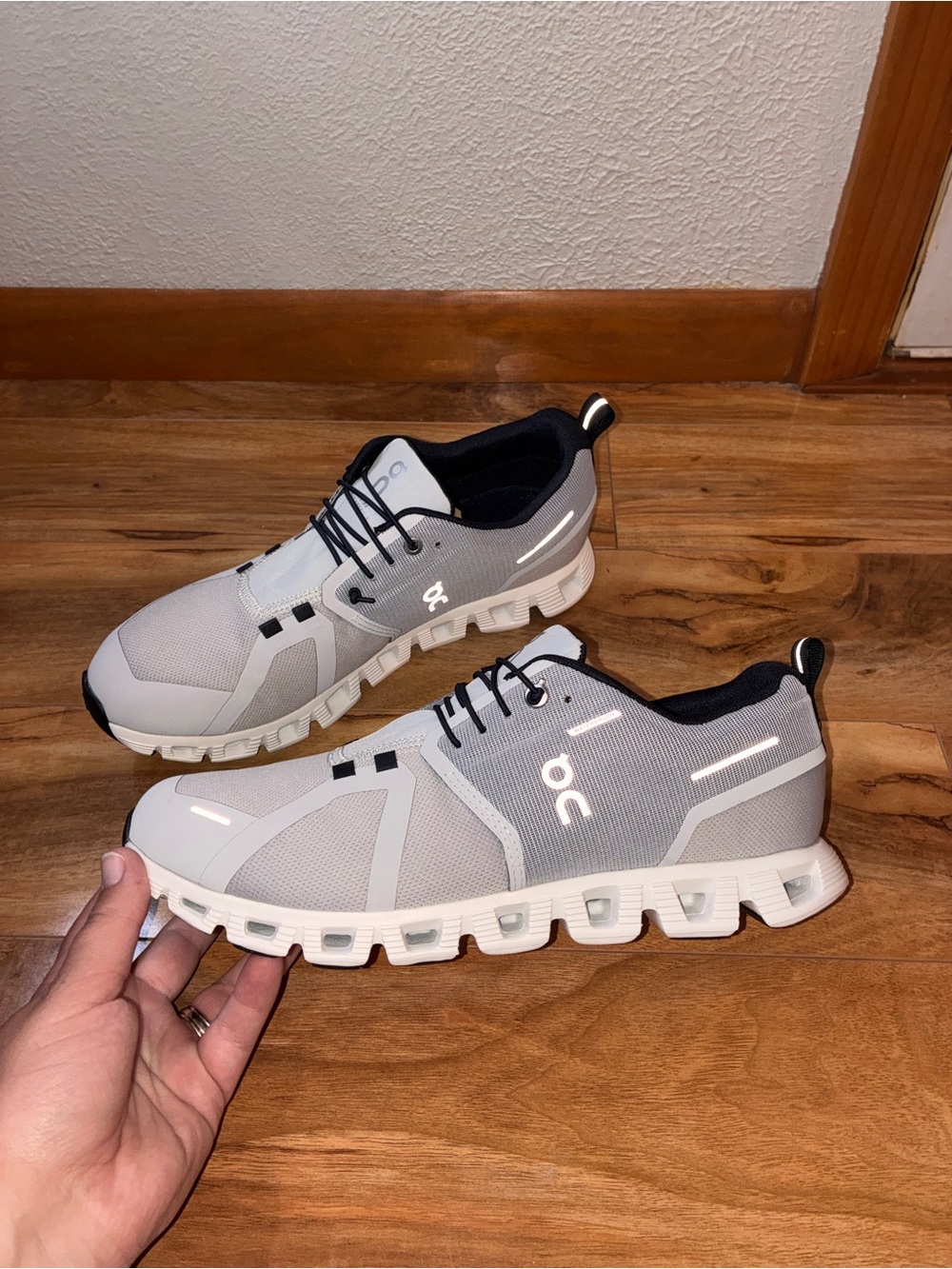 On Cloud 5 Women’s Waterproof Athletic Running Shoe Sneakers, gray- size 10 - Picture 3 of 13